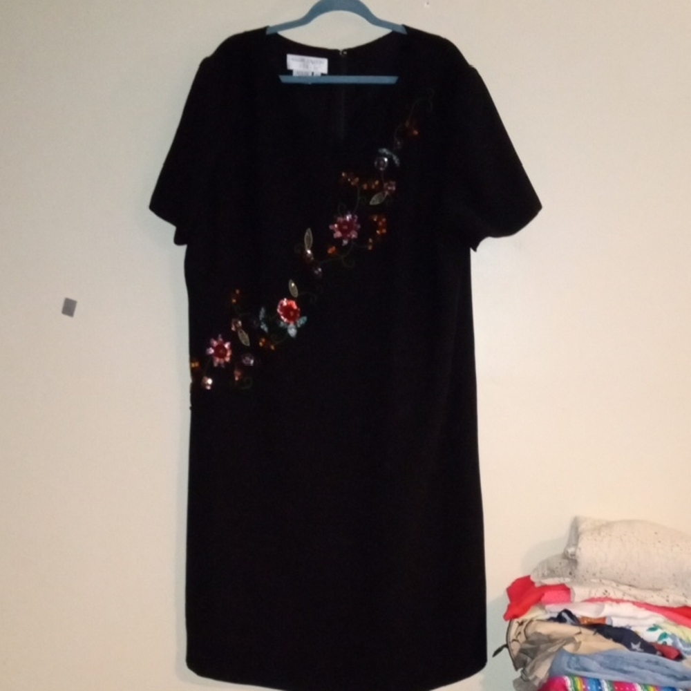 Maggie London Black Midi Shift Dress with Diagonal Floral Embroidered Designs